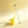 Giocattolo interattivo a bacchetta per gatti con tubo a rete elastico e piume gialle. - Lunghezza dell'asta 37,5 cm / Giallo