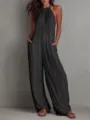 Vista detallada del elegante mono ancho plisado en gris oscuro con cuello halter. - S / Negro