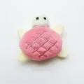 Primo piano dettagliato di un simpatico giocattolo tartaruga di peluche rosa, tessuto morbido. - 11x10cm / Rosa
