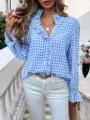 Schicke blau-weiße Karo Rüschen Langarm Bluse mit Stehkragen und Knopfleiste Detail. - Blau
