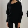 Vue détaillée du pull en tricot noir, col bénitier élégant, matière douce et confortable. - Taille unique / Noir