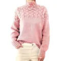 Vue détaillée du élégant pull à manches longues et col montant en tricot torsadé rose. - S / Rose
