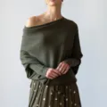 Vue détaillée du pull en tricot vert foncé dénudé des épaules à texture douce. - Taille unique / Vert Militaire