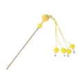 Primo piano dettagliato della bacchetta teaser per gatti in peluche giallo con campanelli. - 25cm / Mostro giallo