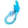 Primo piano dettaglio del giocattolo per gatti in rete blu con testa in peluche e piume. - 40CM / Blu