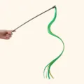 Variante di bacchetta per gatti con nastro verde e giallo, gioco interattivo con manico nero. - Verde