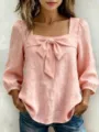 Vista detallada del elegante top rosa con cuello cuadrado y un hermoso lazo decorativo al frente. - S / Rosa