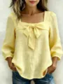Vista detallada de una blusa amarilla casual con cuello cuadrado y bonito lazo en el frente. - S / Amarillo