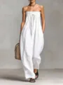 Detailansicht des weißen trägerlosen gesmokten Jumpsuits mit stylischem Front-Bindedesign. - Weiß
