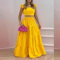 Vista detallada de conjunto de dos piezas amarillo vibrante para mujer con top corto y falda. - S / Set de dos piezas / Amarillo