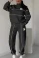 Lässiges Trainingsanzug Detail, schwarzes Sweatshirt und Hose mit weißem Paspel und M-Druck. - S / Oberteil und Hose / Schwarz