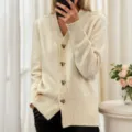 Cárdigan de punto para mujer de manga larga con cuello en V y botones de corazón. - S / Beige
