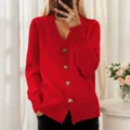 Cárdigan de punto rojo con cuello en V y elegantes botones dorados de corazón para mujer. - Rojo
