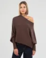 Gros-plan des détails du pull élégant marron à manches chauve-souris et épaule dénudée. - Taille unique / Brun Foncé