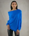 Détails du pull bleu avec un design épaules dénudées et une texture en tricot doux. - Taille unique / Bleu