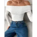 Top bianco a manica lunga in pizzo strutturato spalle scoperte da donna elegante - XS / Bianco