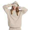 Vista dettagliata della felpa beige con cappuccio dotata di mascherina per dormire integrata. - Taglia S / Top / Albicocca