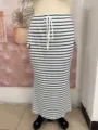 Falda midi de punto a rayas blancas y negras con cordón y bolsillos laterales. - 1XL / Blanco