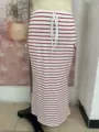 Detalle de falda larga de punto a rayas rojas y blancas, con cintura de cordón y bolsillos laterales casuales. - 3XL / Rosa