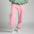 Pantaloni della tuta rosa e felpa verde vista dettaglio, comodo outfit autunno inverno primo piano. - Taglia S / Pantaloni e gonne / Rosa