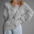 Cardigan morbido in finta visone da donna, maglione ampio scollo a V dettaglio vista. - Taglia S / Grigio chiaro