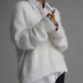 Dettaglio cardigan in maglia bianca soffice, consistenza morbida e maniche lunghe eleganti. - Taglia S / Bianco