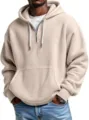 Vista detallada de la sudadera con capucha y cremallera corta para hombre en color albaricoque. - S / Blanco