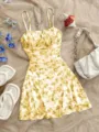 Französisches Blumen-Cami-Kleid Detailansicht, gestyltes Flat-Lay mit weißer Tasche und Print. - XS / Kleider / Gelb