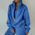 Vista detallada de conjunto deportivo azul con sudadera con cremallera y pantalones de felpa. - XS / Top y Pantalones / Azul zafiro