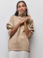 Vue détaillée d'un pull col roulé douillet pour femme en tricot couleur camel élégant. - Khaki Clair