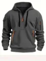 Felpa con cappuccio grigia da uomo, mezza zip, tasche multiple, dettagli arancioni vivaci. - Grigio scuro