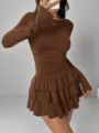 Vista detallada del vestido marrón slim de manga larga con cintura fruncida y volantes. - XS / Café