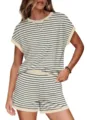 Vista detallada del conjunto de loungewear veraniego casual a rayas con top de manga corta y short. - S / Beige Rayas Negras