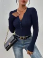 Vista detallada de jersey ajustado de canalé para mujer con cuello en V y botonadura frontal. - XS / Azul marino