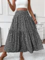 Primer plano de la elegante falda larga con estampado floral y detalles escalonados. - XL / Negro Floral