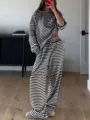 Conjunto casual de descanso a rayas con top de manga larga y pantalón de talle alto. - S / Top y Pantalones / Negro