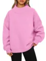 Nahaufnahme des rosa Rollkragen-Pullovers mit weicher Fleecestoff-Struktur für Damen. - Rosa