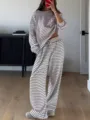 Conjunto casual de loungewear para mujer con top de rayas manga larga y pantalon alto. - S / Top y Pantalones / Gris