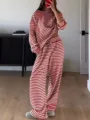 Acogedor top de manga larga a rayas rojas y blancas y pantalón de tiro alto a juego. - S / Top y Pantalones / Rojo