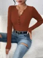 Geribbelde top met lange mouwen detail, slanke gebreide kleding view met knopen en textuur. - XS / Blauw