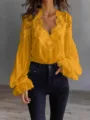 Chique gele blouse met lange mouwen, kanten inzet, V-hals en stijlvolle pofmouwen. - S / Geel