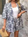 Nahaufnahme des eleganten floralen Print-Zweiteilers für den Urlaub, Hemd und Shorts. - Geometrisches Muster 1