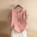 Losse katoen-linnen blouse met stijlvolle knopen aan de zijkant en een mooie ketting. - S / Roze