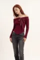 Dettaglio in primo piano del top in maglia a costine bordeaux con fiocco trasparente. - XS / Borgogna