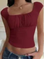 Detaillierte Ansicht des weinroten, gerafften Square-Neck Crop-Tops mit kurzen Ärmeln. - XS / Burgunderrot