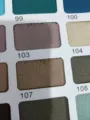 Stofffarbmusterkarte mit verschiedenen Farboptionen fur Damenbekleidung und Pullover. - Braun