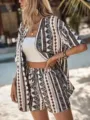 Detailaufnahme des stilvollen Urlaubs-Zweiteilers mit bedruckter Strickjacke und Shorts. - S / Set / Muster 10
