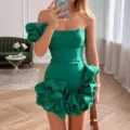 Vista detallada del vestido corto verde de un hombro sin tirantes con volantes llamativos. - XXS / Verde