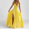 Vue détaillée de la robe longue femme jaune élégante à fines bretelles et fente haute. - S / Jaune