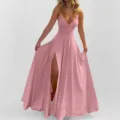 Vue rapprochée de la robe longue sexy rose à col en V avec des détails de tissu. - S / Rose